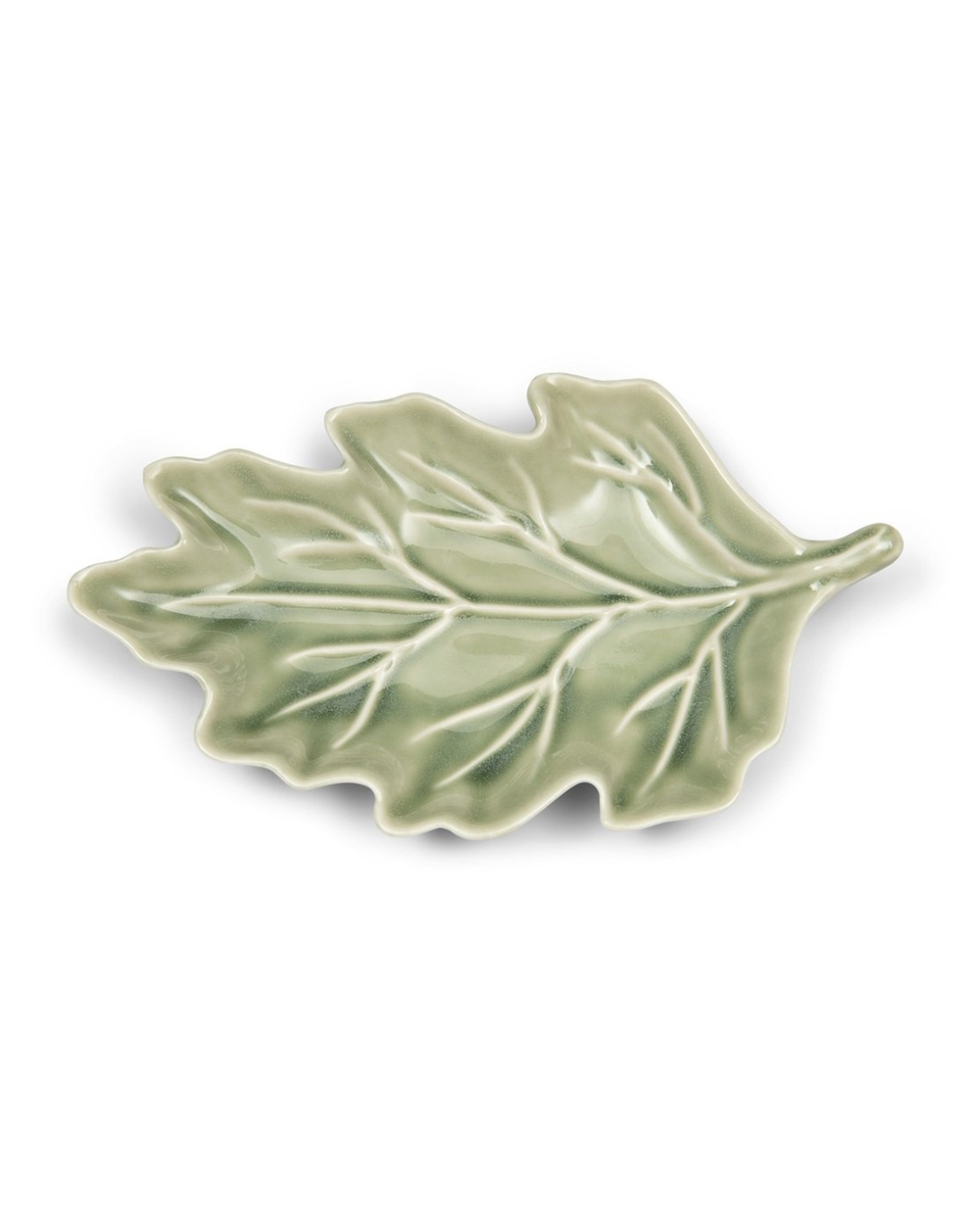 Teller Autumn Leaf Plate von Rivièra Maison in Blattform mit grüner Glasur auf weißem Hintergrund