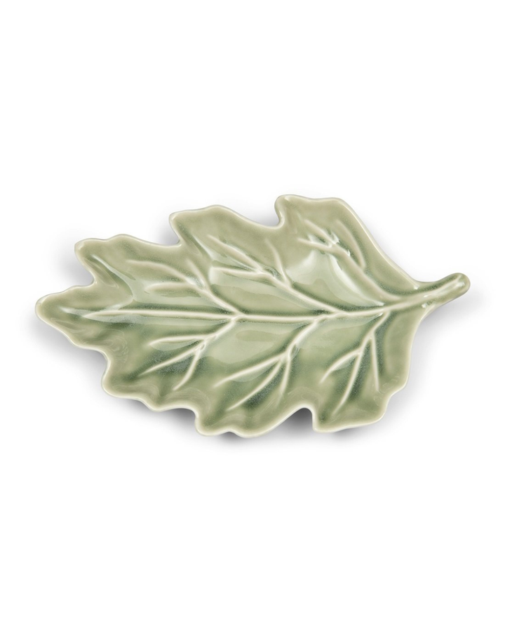 Teller Autumn Leaf Plate von Rivièra Maison in Blattform mit grüner Glasur auf weißem Hintergrund