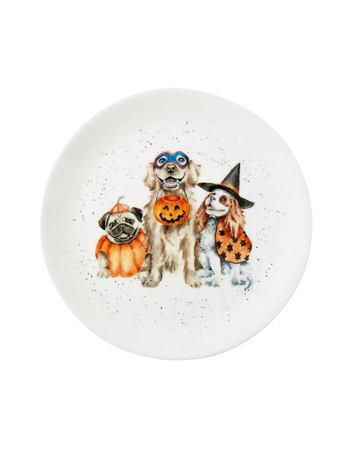Frühstücksteller mit drei verkleideten Hunden im Halloween-Look von Wrendale Designs: Mops als Kürbis, Retriever mit Kürbiseimer und Cavalier King Charles Spaniel mit Hexenhut.
