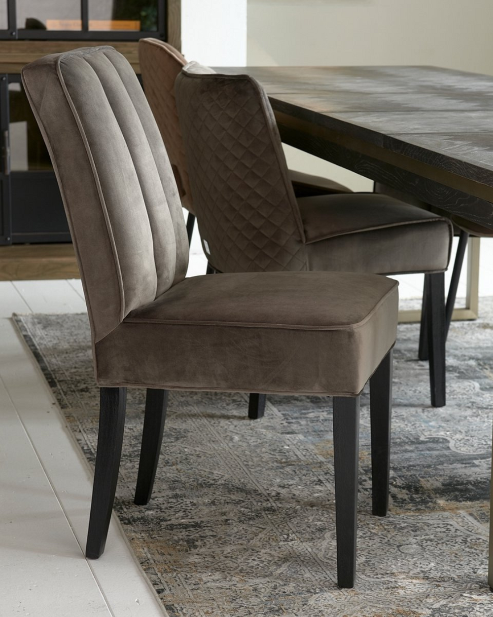 The Jade Dining Chair Velvet Anthrazit im Esszimmerambiente von Rivièra Maison.