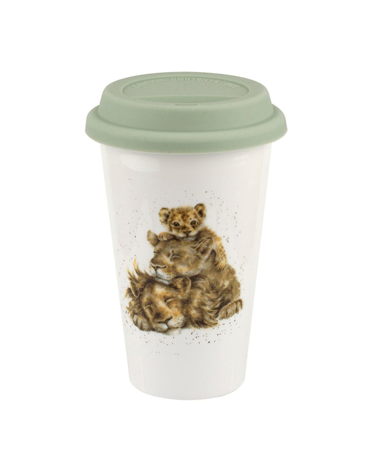 Travel Mug mit einer Löwen Familie drauf von Wrendale Designs.