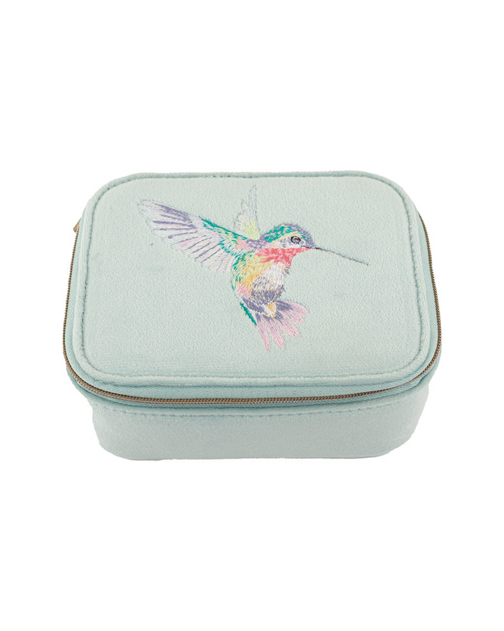 Schmucktasche von Wrendale Designs mit gesticktem Kolibri auf türkisem Samtstoff.