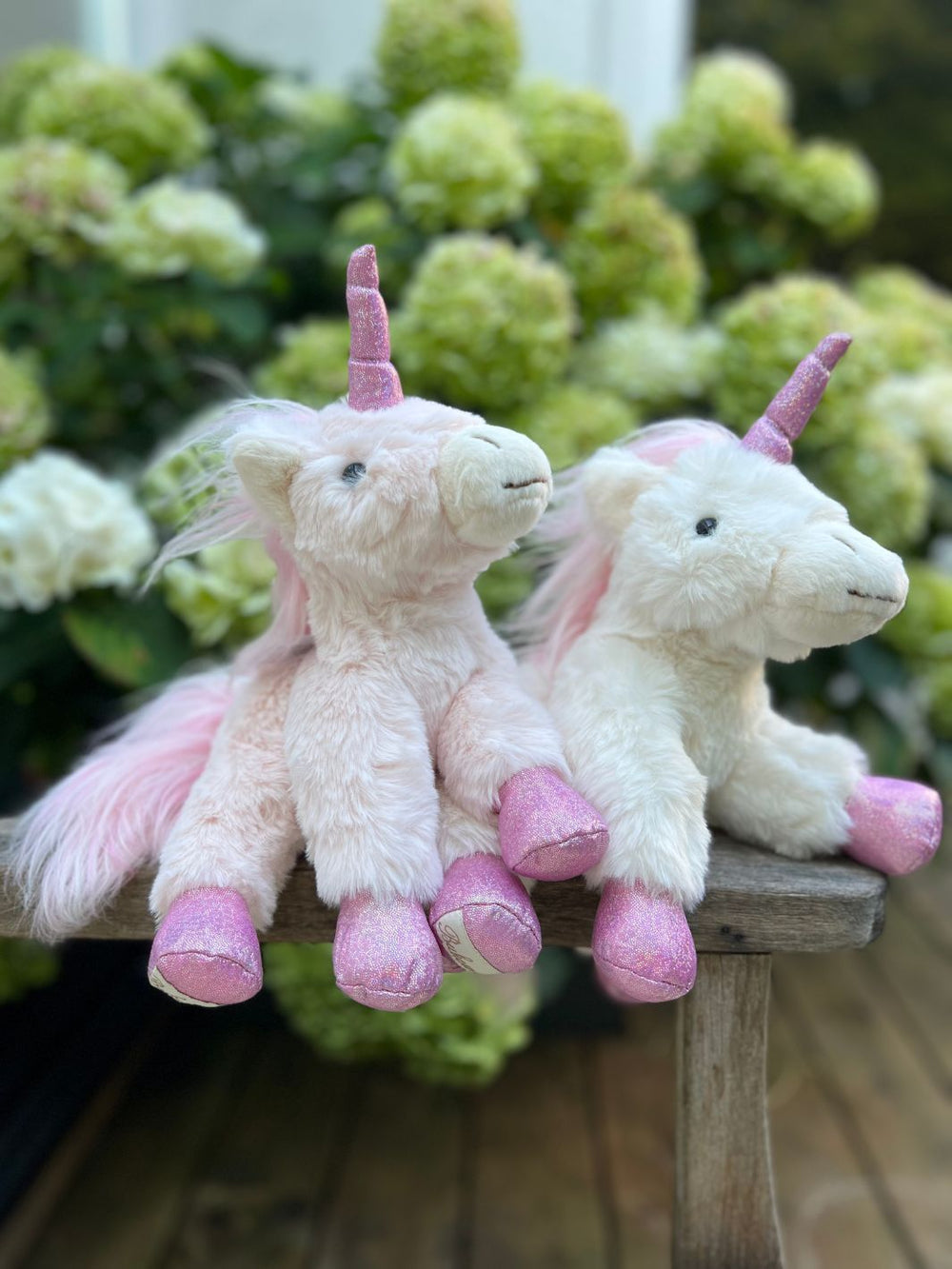 Super flauschige Kuschltier Einhörner Twinkle und Sparkle von Bukowski auf einer Sitzbank.