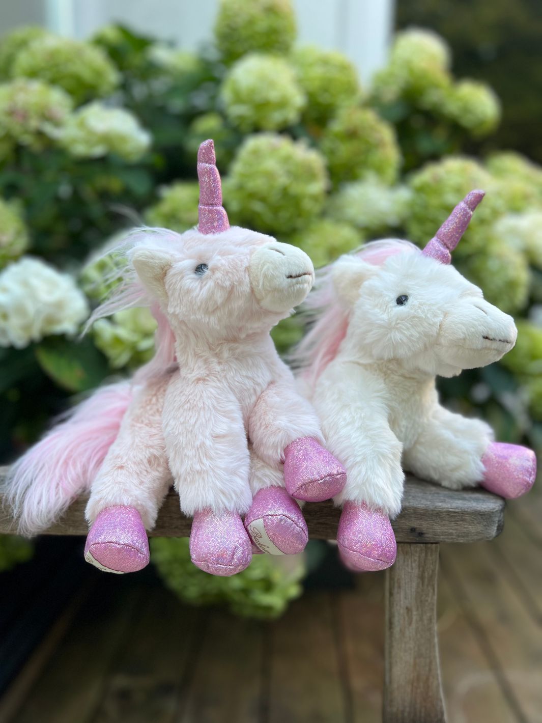 Super flauschige Kuschltier Einhörner Twinkle und Sparkle von Bukowski auf einer Sitzbank.