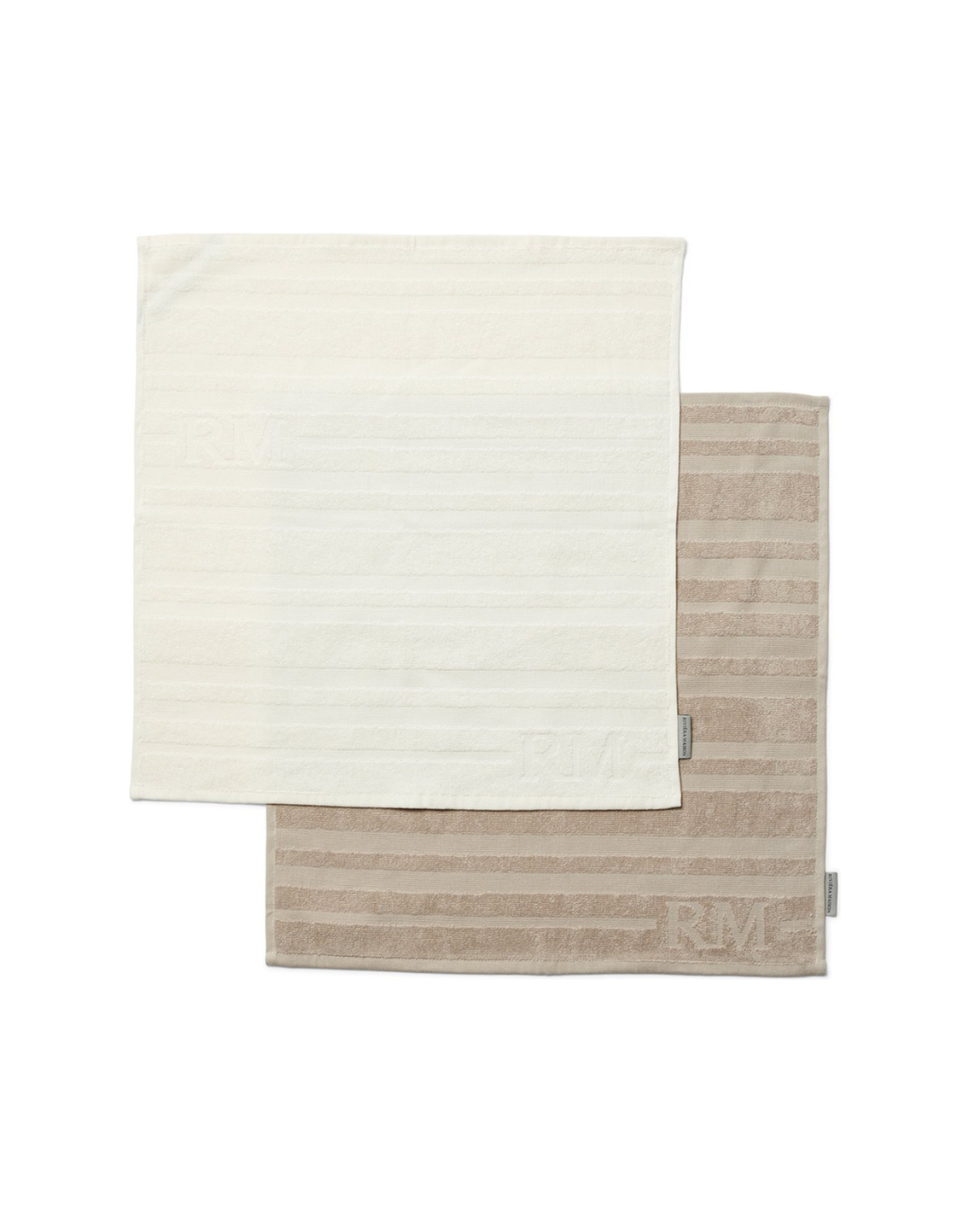 Ubuntu Küchenhandtücher von Rivièra Maison im 2er-Set, in Beige und Weiß mit feiner Streifenstruktur und dezentem RM-Logo vor weißem Hintergrund.