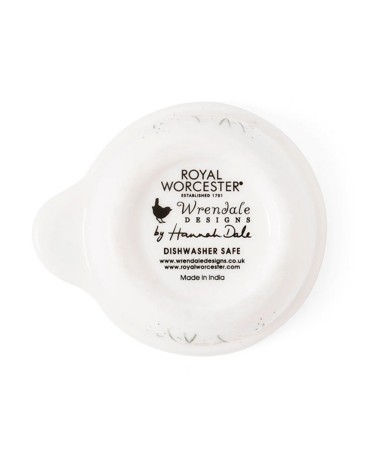Unterseite eines Wrendale Designs Messbechers aus Porzellan mit Royal Worcester Logo und Angaben zur Spülmaschinentauglichkeit.