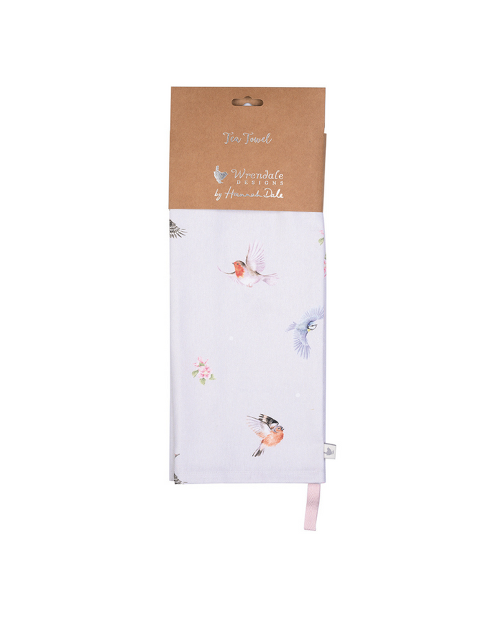 Verpacktes Geschirrtuch „Vögel“ von Wrendale Designs mit Banderole vor weißem Hintergrund.