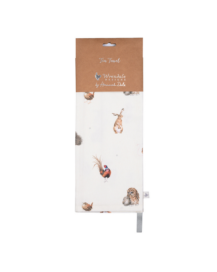 Verpackung des Geschirrtuchs Waldtiere von Wrendale Designs mit den Tiermotiven von Hannah Dale vor weißem Hintergrund.