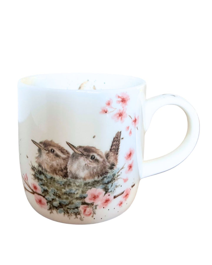 Vogel Tasse mit Küken im Nest und Kirschblüten von Wrendale Designs.