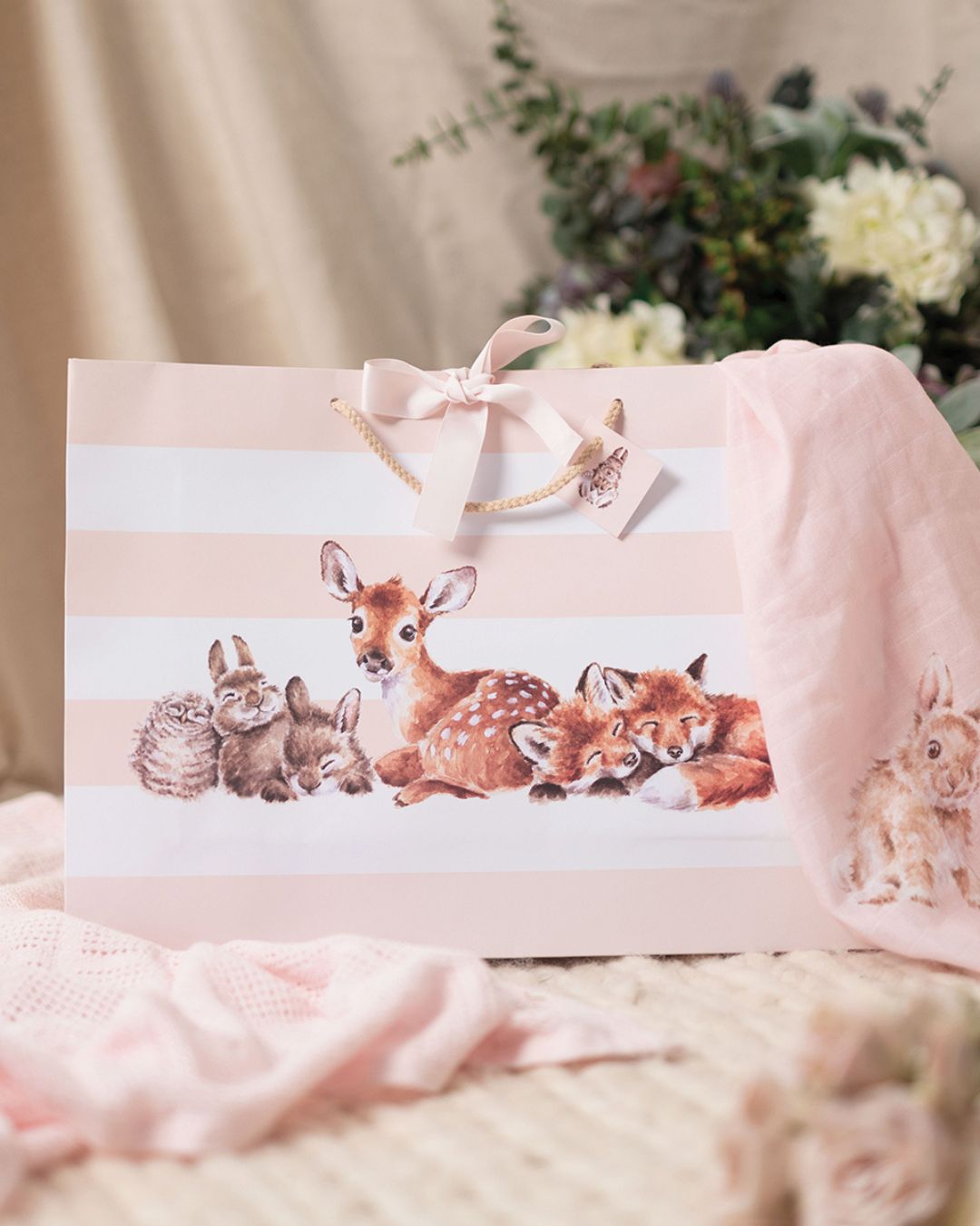 Geschenktasche in der Größe XL mit Baby Waldtieren als Motiv von Wrendale Designs.