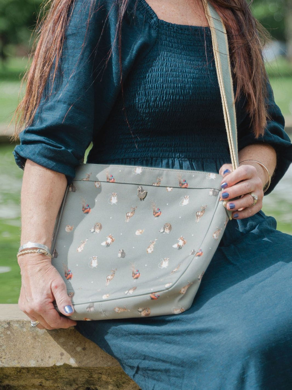 Waldtier-Motive auf einer praktischen Handtasche von Wrendale Designs.