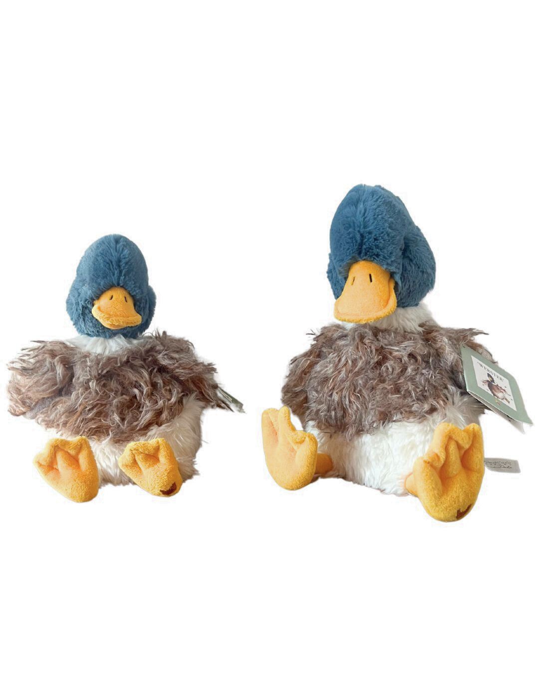 Enten Kuscheltiere Webster nebeneinander in den Größen M und L von Wrendale Designs.