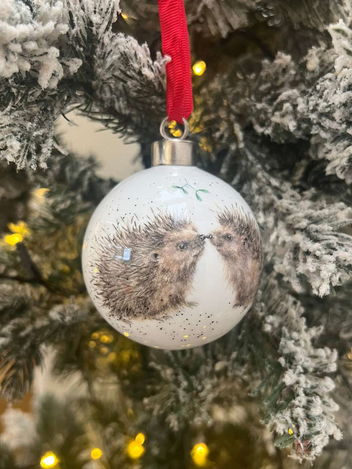 Porzellankugel für Weihnachten mit Igel Motiv von Wrendale Designs