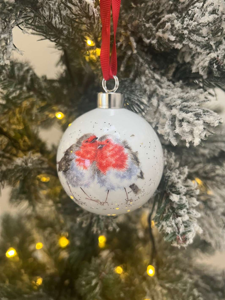 Weihnachtliche Porzellankugel mit Rotkehlchen Motiv von Wrendale Designs