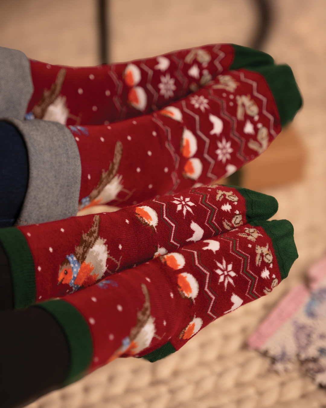 Weihnachtliche Familiensocken mit Rotkehlchen Motiven von Wrendale Designs.