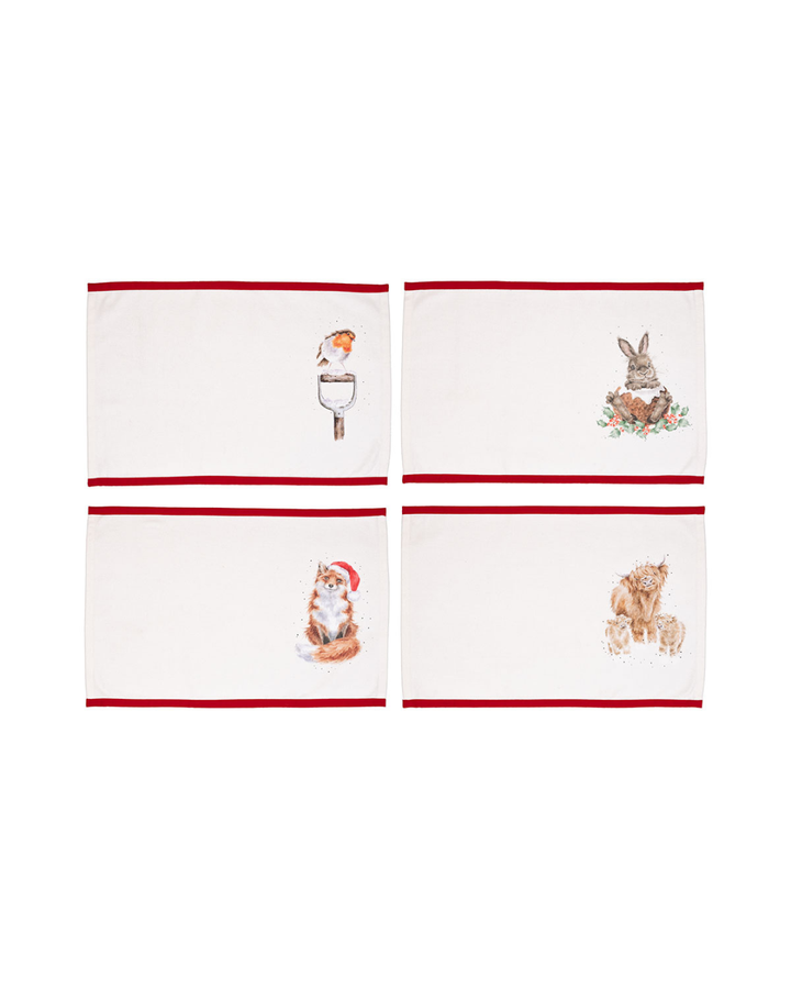 Vier weihnachtliche Tischsets „Winter Woodland“ von Wrendale Designs nebeneinander angeordnet. Die Motive zeigen ein Rotkehlchen, einen Hasen, einen Fuchs mit Weihnachtsmütze und Hochlandkühe, alle mit rotem Rand und in sanften Winterfarben gestaltet.