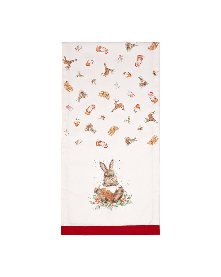 Nahaufnahme des Tischläufers mit Hasenmotiv und roten Randdetails vor weißem Hintergrund.