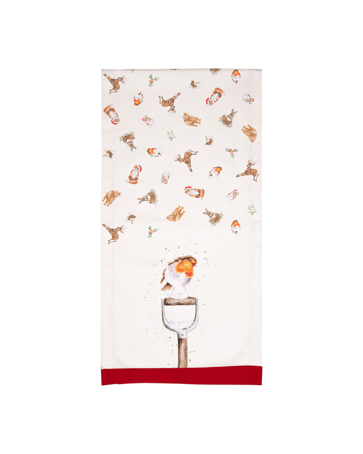 Nahaufnahme des Tischläufers mit Rotkehlchenmotiv und roten Randdetails vor weißem Hintergrund.