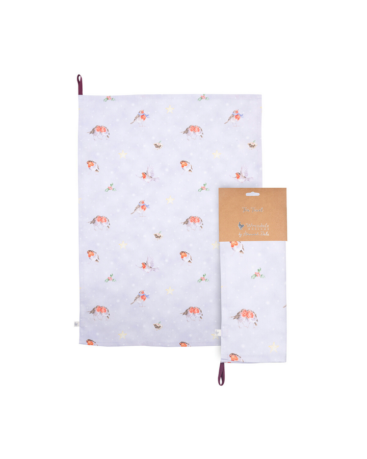 Das Rotkehlchen Geschirrtuch liegt ausgebreitet neben der originalen Verpackung vor weißem Hintergrund. Beide zeigen das festliche Vogelmotiv mit winterlichen Details.