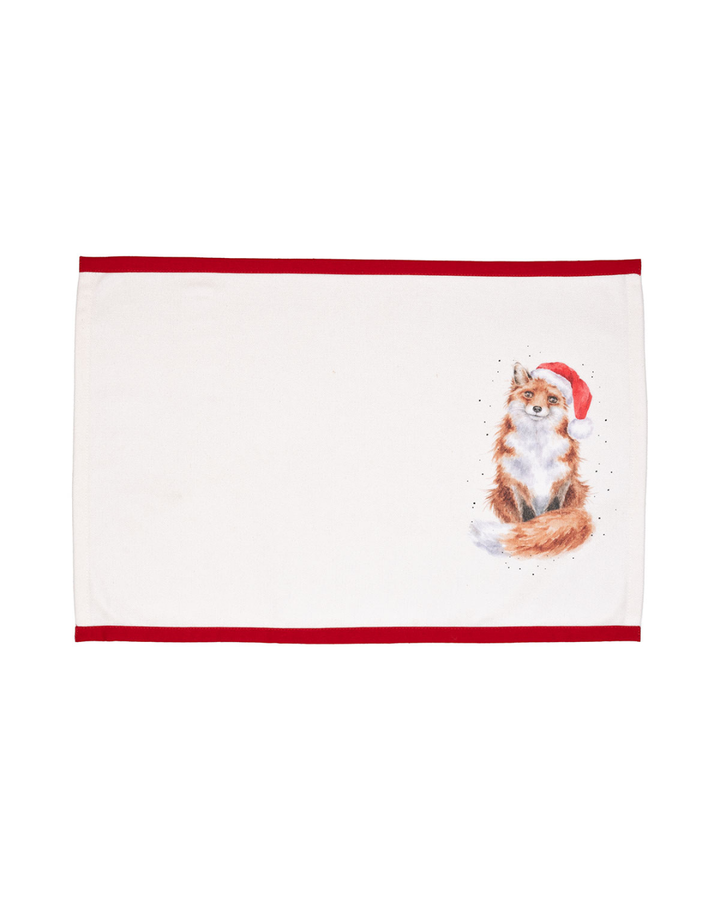 Das Tischset „Winter Woodland“ von Wrendale Designs mit Fuchs-Motiv. Der Fuchs trägt eine rote Weihnachtsmütze und sitzt auf einem hellen Hintergrund, umrahmt von einem roten Rand – ideal für eine festliche Tischdekoration.