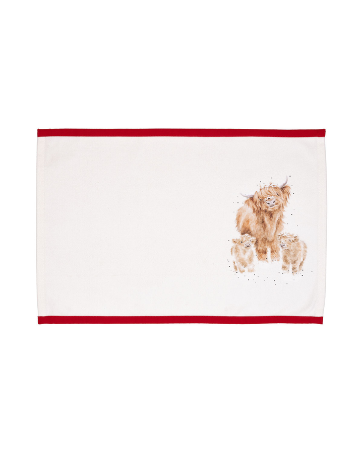 Das Tischset „Winter Woodland“ von Wrendale Designs mit Hochlandkuh-Motiv. Eine Hochlandkuh steht mit zwei Kälbern auf hellem Hintergrund – liebevoll illustriert von Hannah Dale und umrahmt von einem roten Rand.