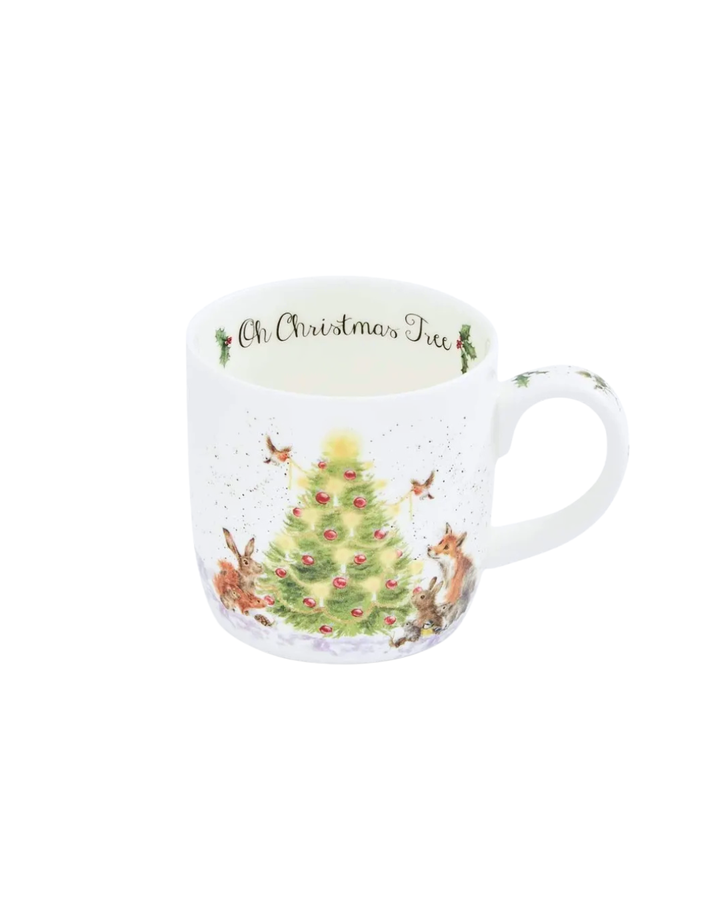 Porzellantasse mit Weihnachtsbaum-Motiv von Wrendale Designs vor weißem Hintergrund. Innen steht „Oh Christmas Tree“ und die Vorderseite zeigt Waldtiere, die sich um einen festlich geschmückten Tannenbaum versammeln.