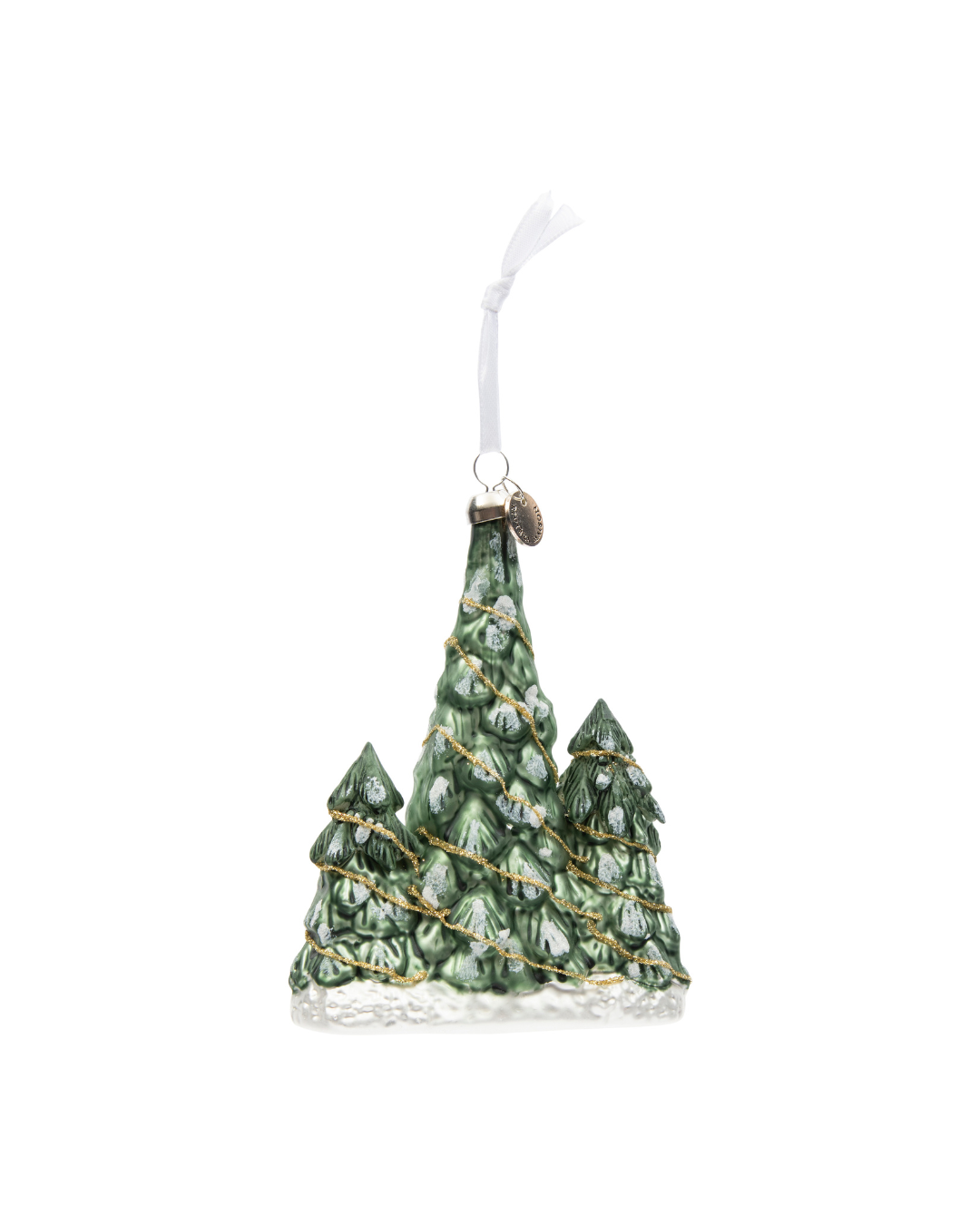 Weihnachtsbaum-Anhänger „Lovely Christmas Tree Ornament“ von Rivièra Maison vor weißem Hintergrund mit verschneiten Tannenbäumen und goldener Girlande.