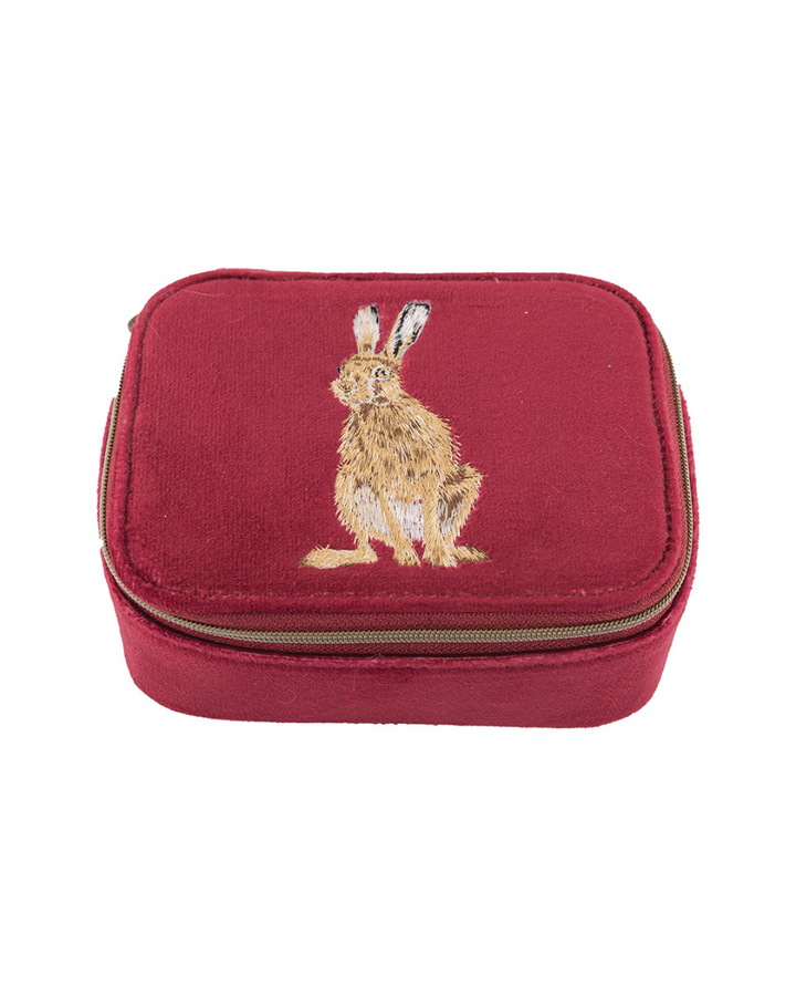 Schmucktasche von Wrendale Designs mit gesticktem Hasen auf weinrotem Samtstoff.