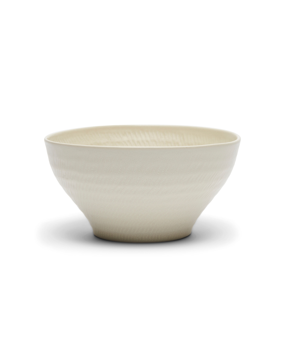 Weiße Marseille Schüssel von Rivièra Maison, schlicht und elegant in organischer Form. Die Keramikschale steht einzeln vor weißem Hintergrund und zeigt ihre feine Oberflächenstruktur – ideal kombinierbar mit der Marseille-Kollektion für ein stilvolles Tischambiente.