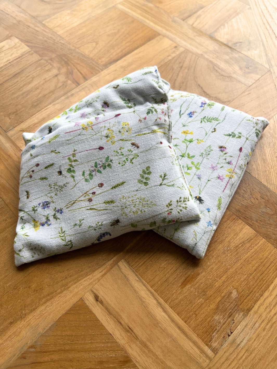 Bienenwiese Wellnesskissen mit Rapssamen zum Wärmen vom Grätz Verlag