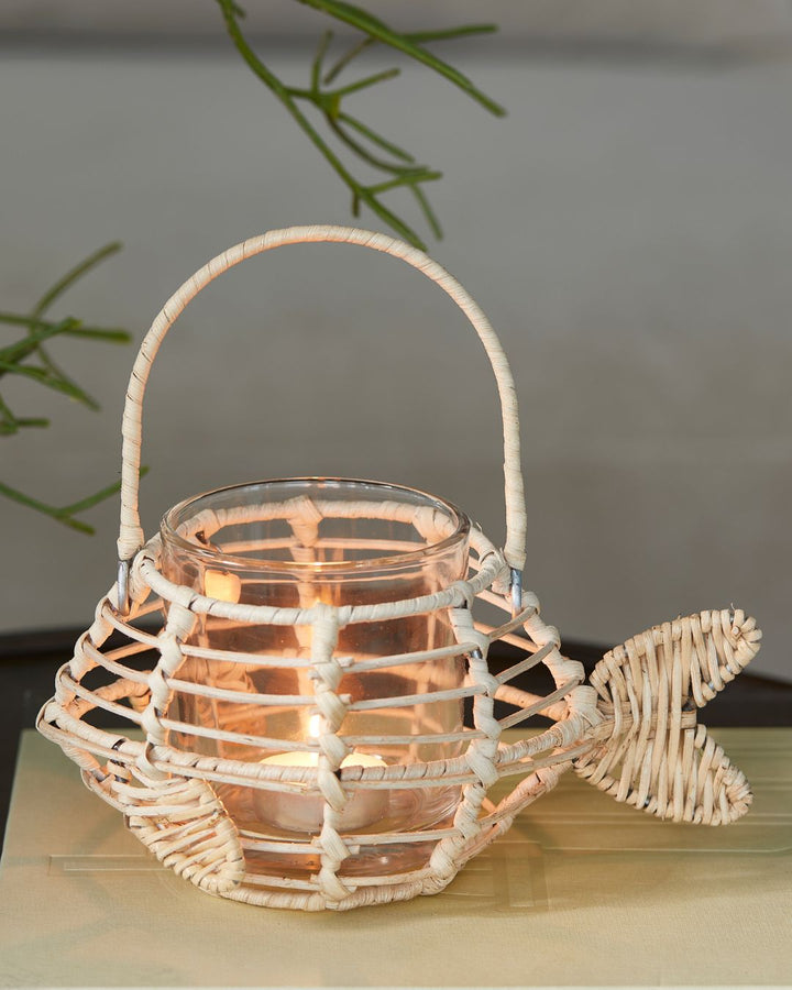 Windlicht aus Rattan geflochten in Form eines Fisches von Rivièra Maison.