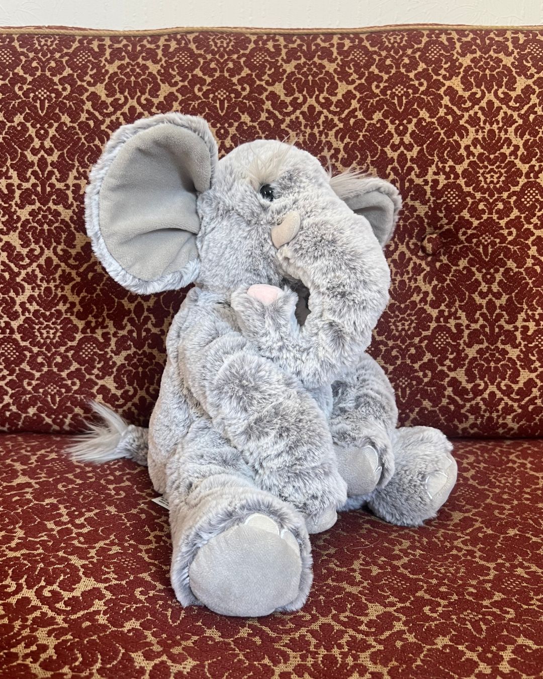 Großes Elefanten Kuscheltier Winnie von Wrendale Designs.