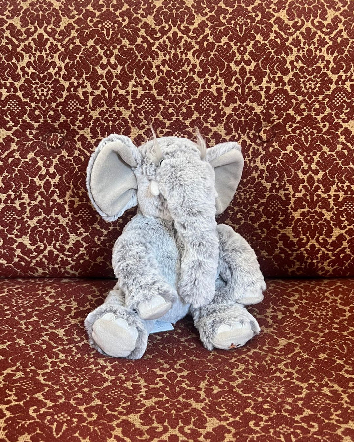 Kleines Elefanten Kuscheltier Winnie von Wrendale Designs.