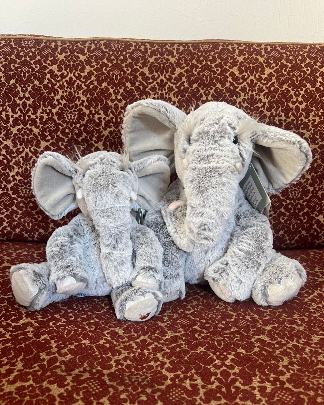 Zwei Winnie Kuscheltier Elefanten in beiden Größen von Wrendale Designs.