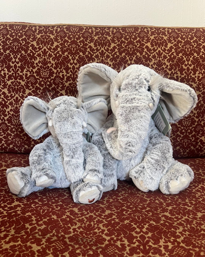 Zwei Winnie Kuscheltier Elefanten in beiden Größen von Wrendale Designs.