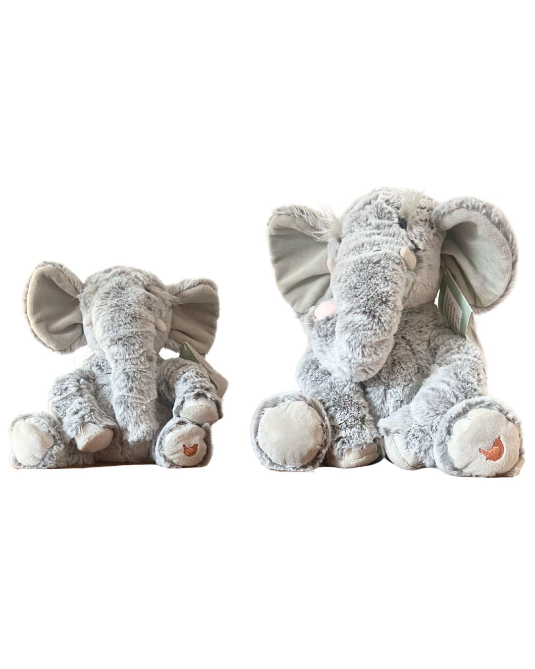 Elefanten Kuscheltiere Winnie nebeneinander in den Größen M und L von Wrendale Designs.