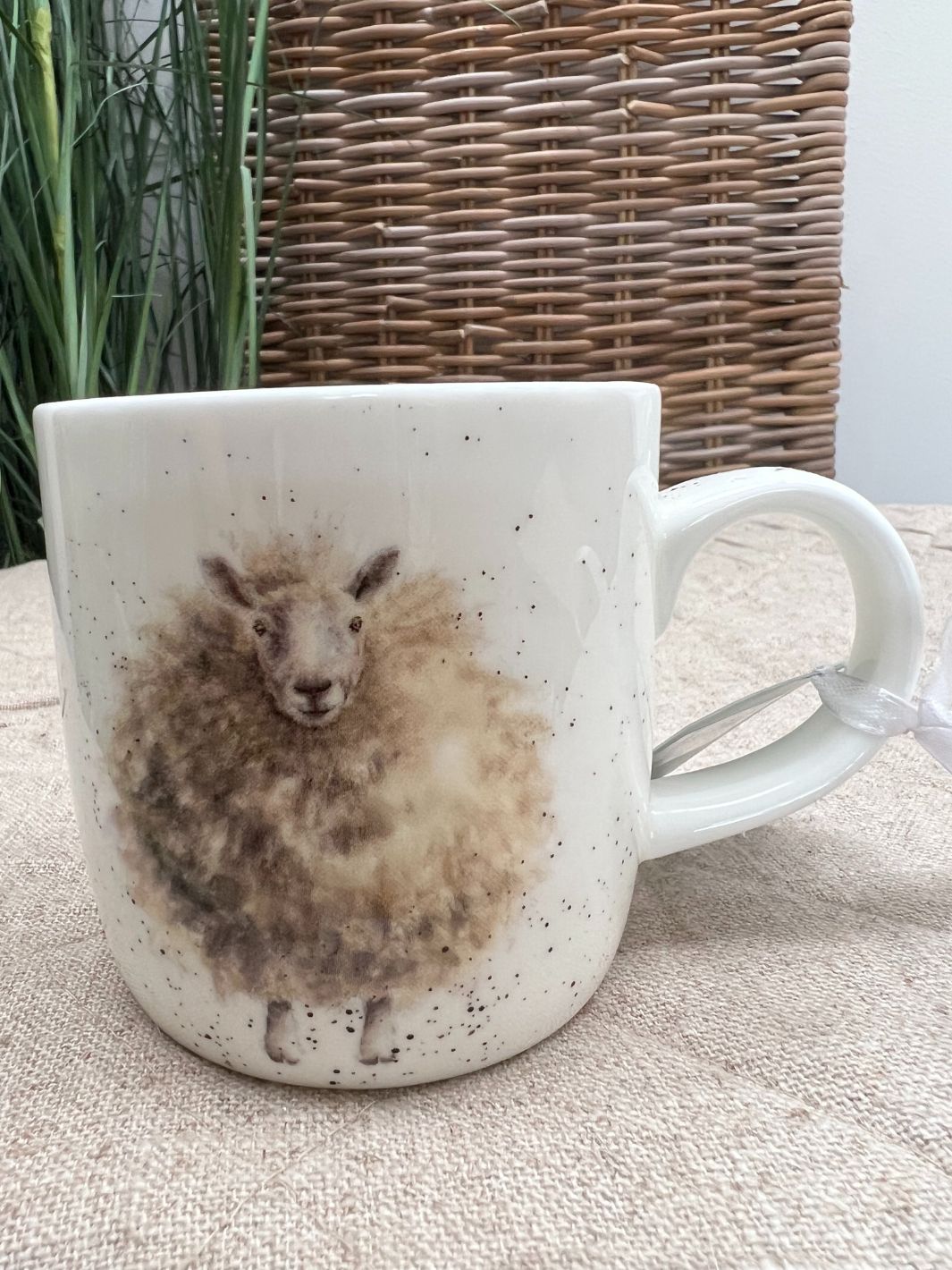 Wooly Jumper ist ein weißes Schaf von Künstlerin Hannah Dale, welches auf einer Tasse von Royal Worcester abgebildet ist.