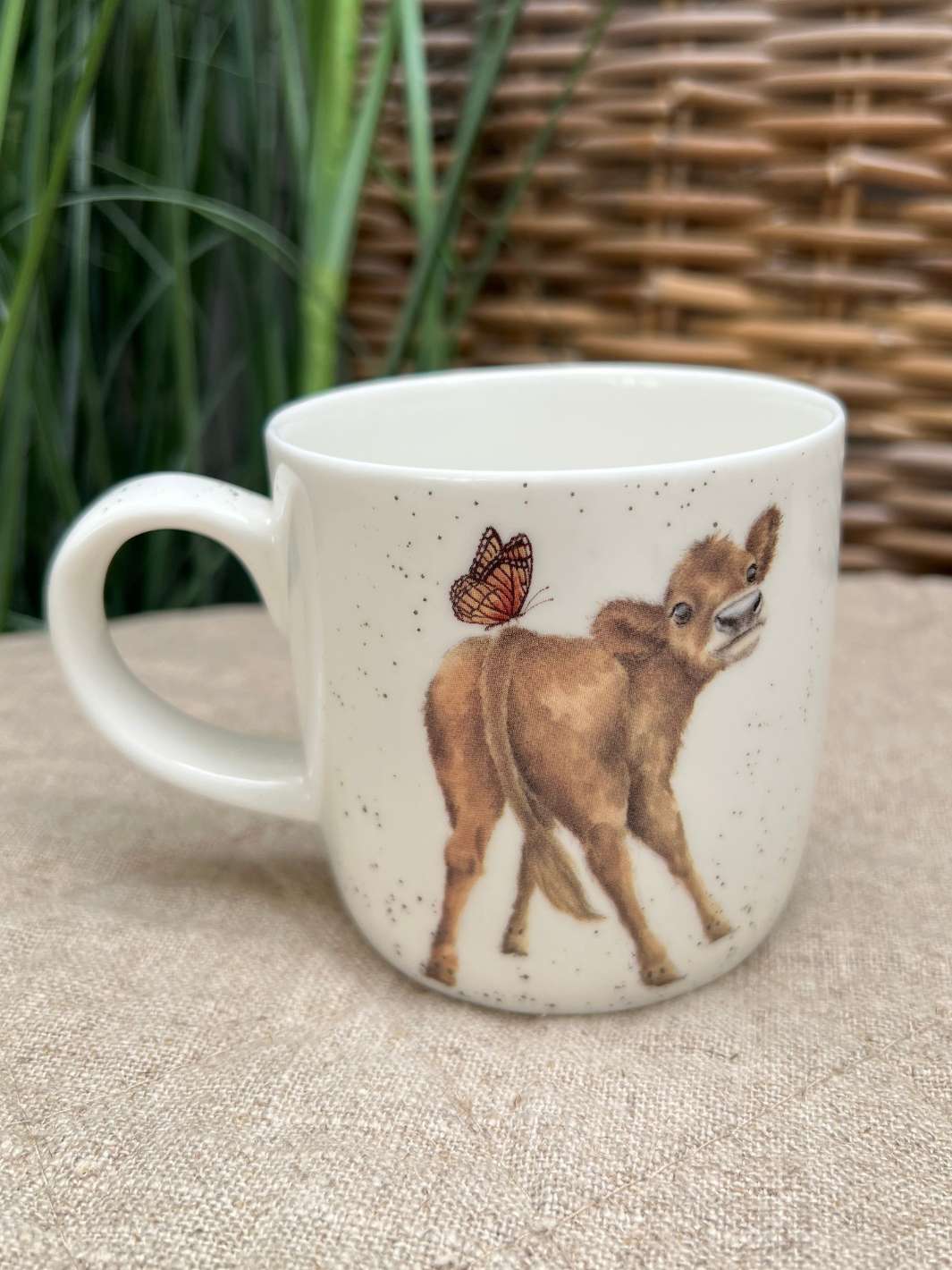 Tasse von Wrendale Designs mit dem Kälbchen Motiv Bessie.