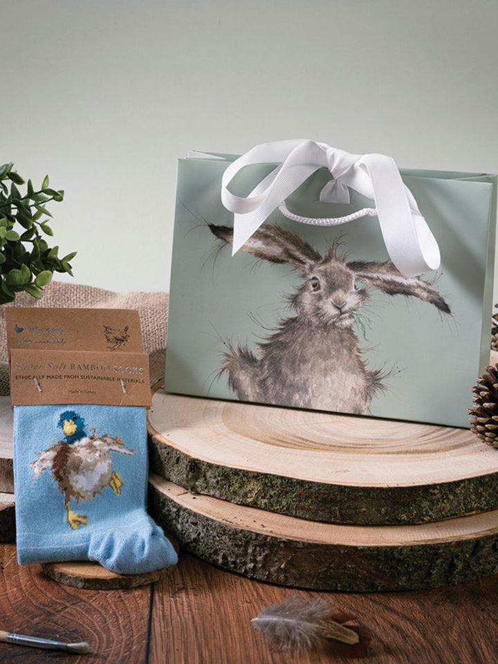 Bambussocken mit Enten-Motiv und Geschenktasche von Wrendale Designs.