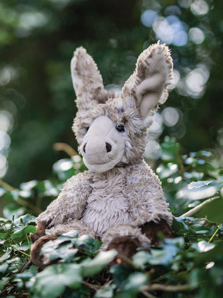 Wrendale Designs Kuscheltier Esel Jack in der Größe L sitzt in der Natur.