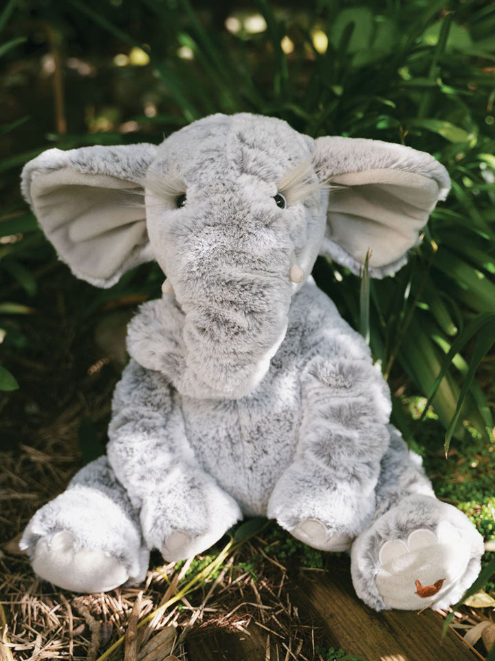 Super weiches Wrendale Designs Kuscheltier Winnie der Elefant sitzt im Wald.