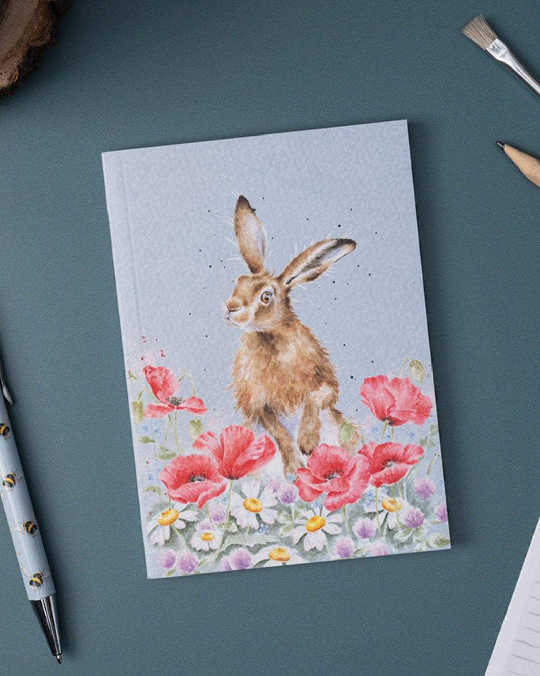 Wrendale Designs Notizbuch mit Hase in einer Blumenwiese