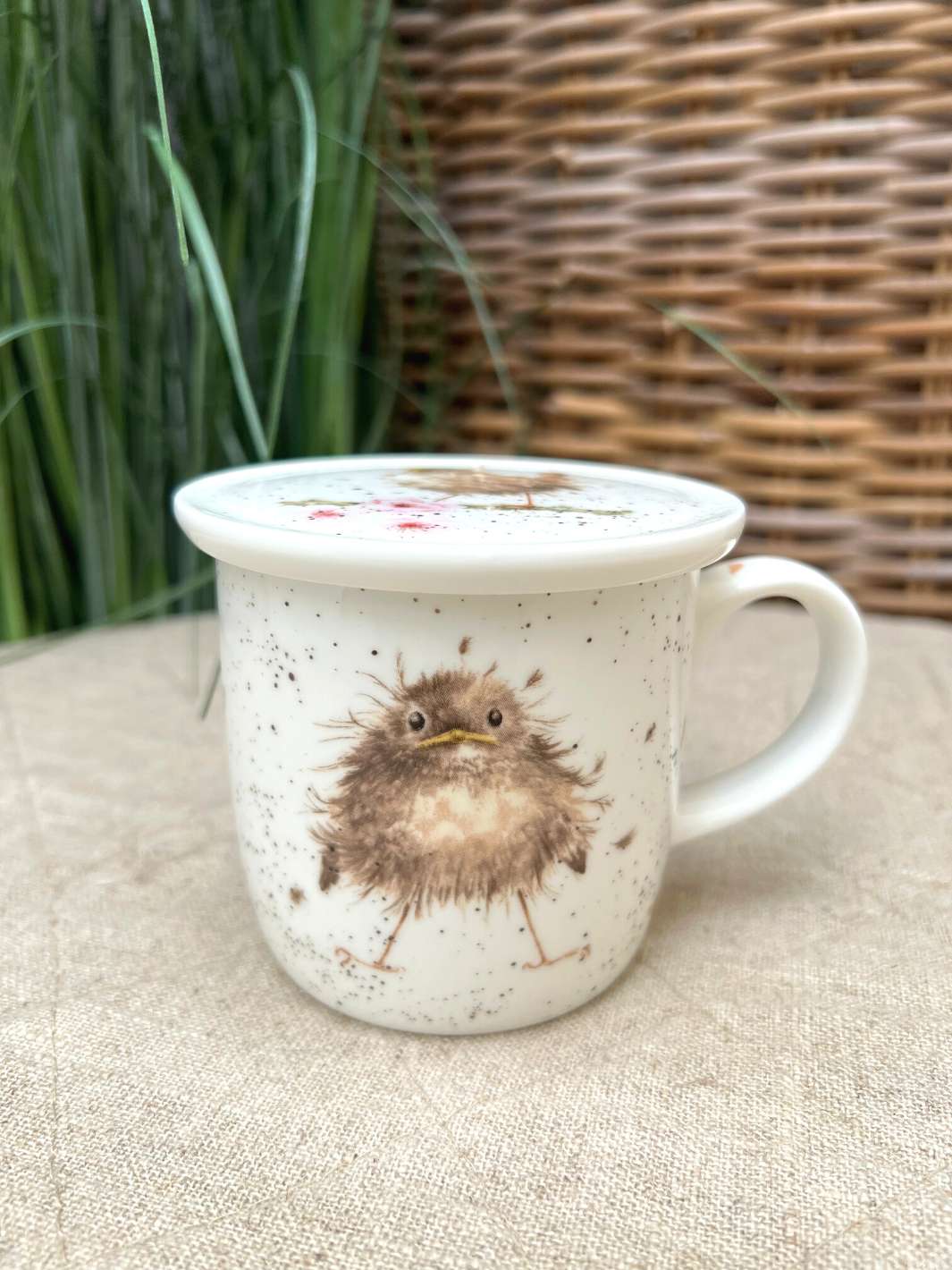 Wrendale Deisgns Tasse mit Deckel und Piepmatz Motiv.