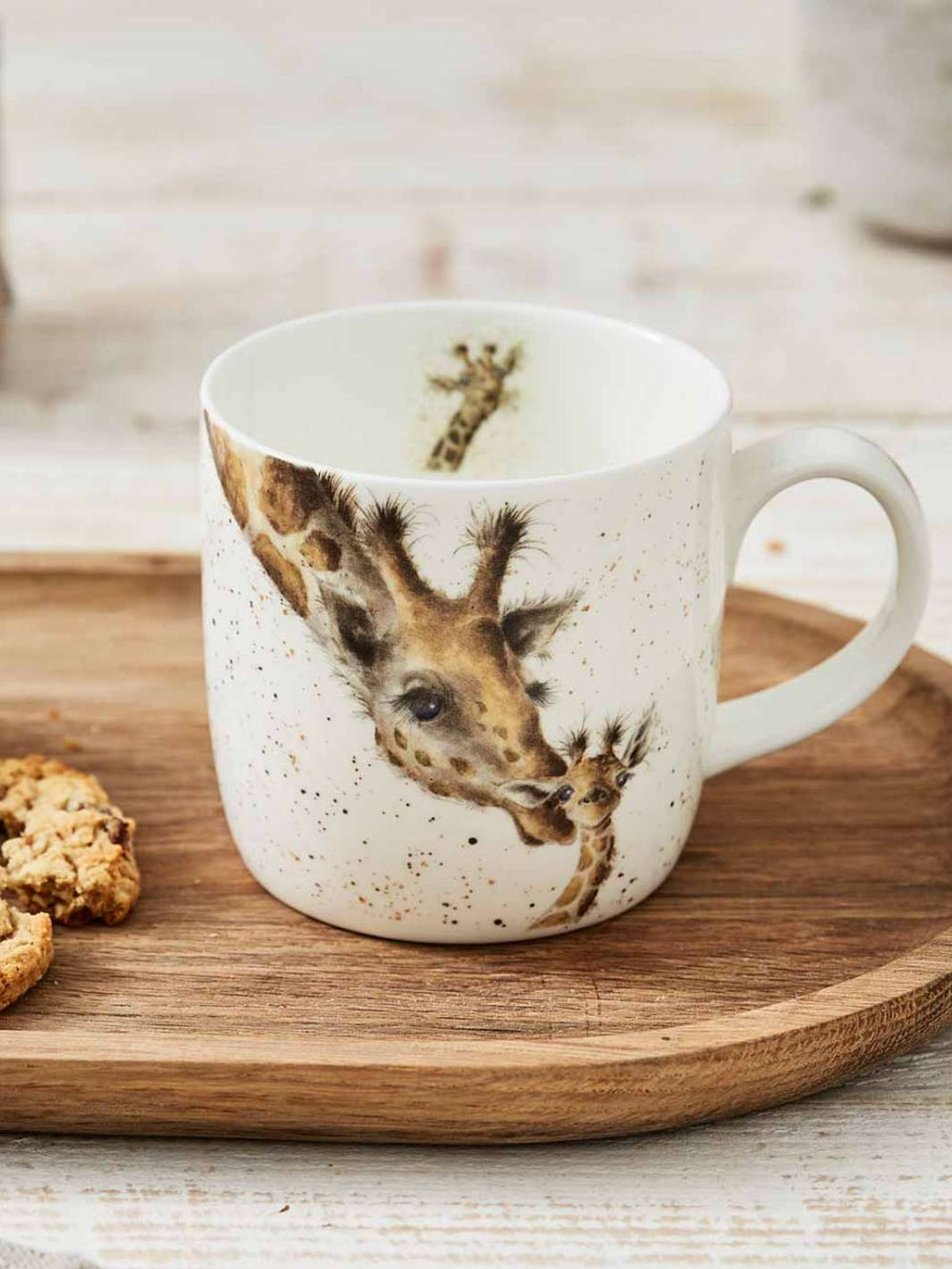 Wrendale Designs Tasse First Kiss mit schön illustriertem Giraffen Motiv.