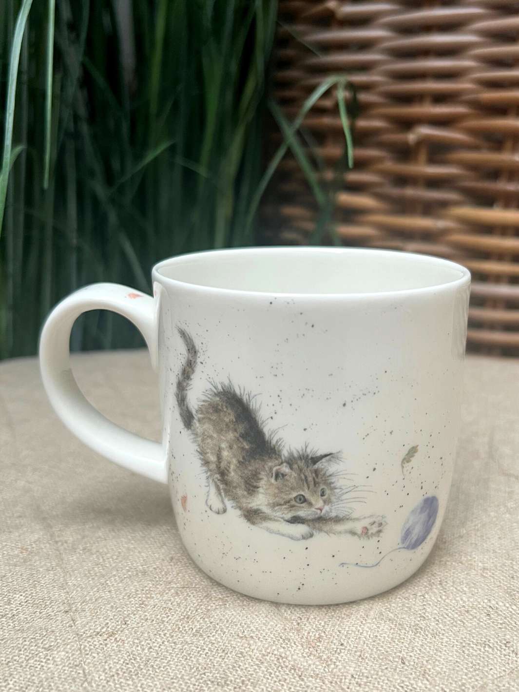Motiv einer spielende Katze auf einer Tasse von Wrendale Designs
