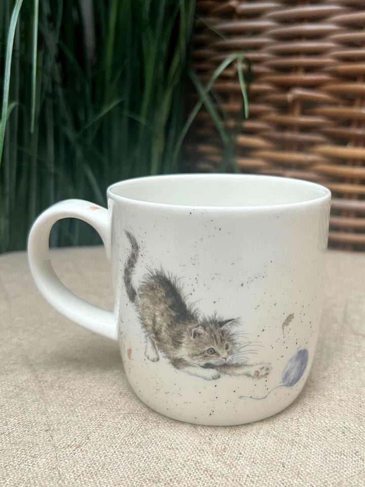 Motiv einer spielende Katze auf einer Tasse von Wrendale Designs