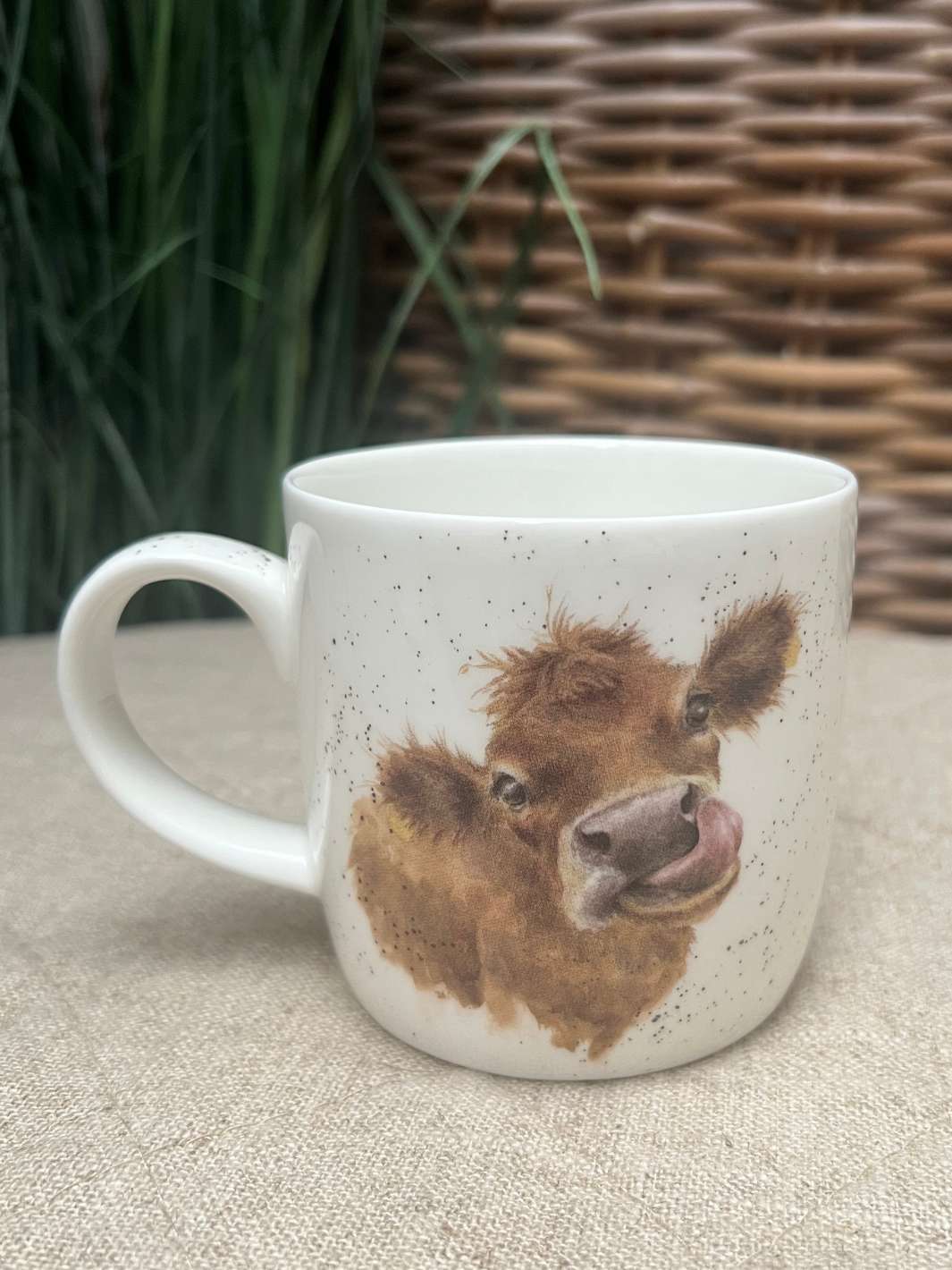 Rückseite der Tasse mit den Kuh Motiven von Wrendale Designs. Hier dargestellt mit einem braunen Rind, welches sich über das Maul schleckt.