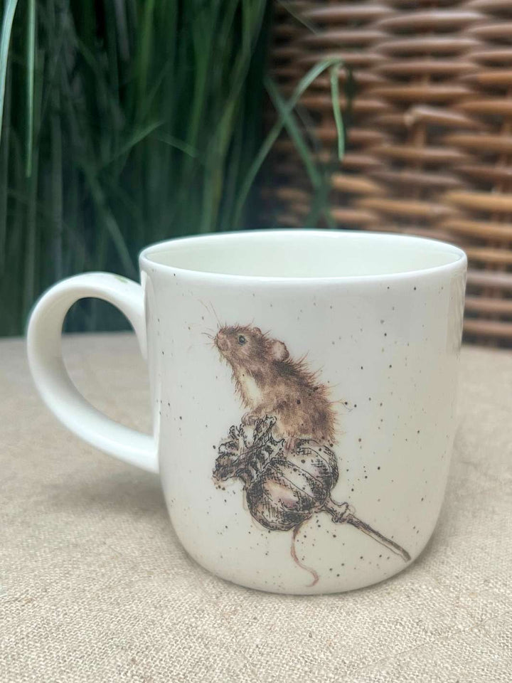 Die Rückseite der Maus Tasse von Wrendale Designs zeigt eine Maus, welche auf einer Monkapsel sitzt.