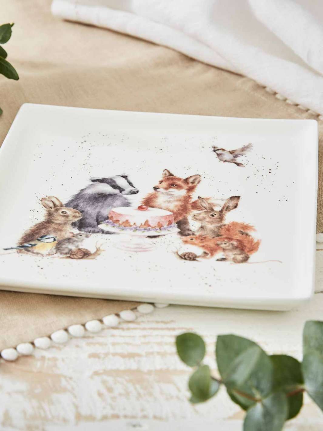 Frühstücksteller von Wrendale Designs mit Waldtieren, die Geburtstag feiern und Torte essen.