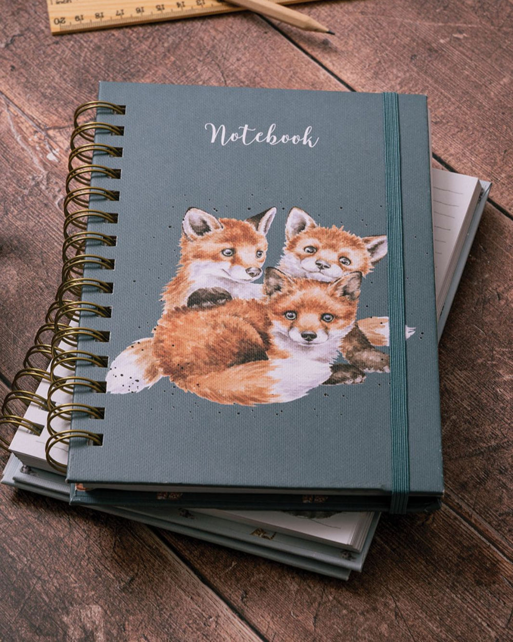Wrendale Designs Notizbuch in dunklem Blau und Baby-Füchsen als Motiv